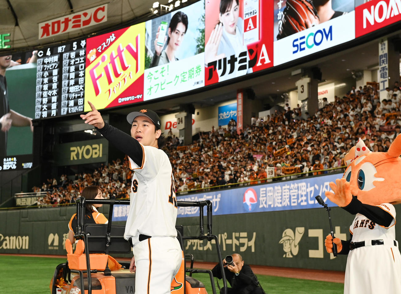 巨人対広島　試合後、場内1周する巨人山崎（撮影・清水貴仁）