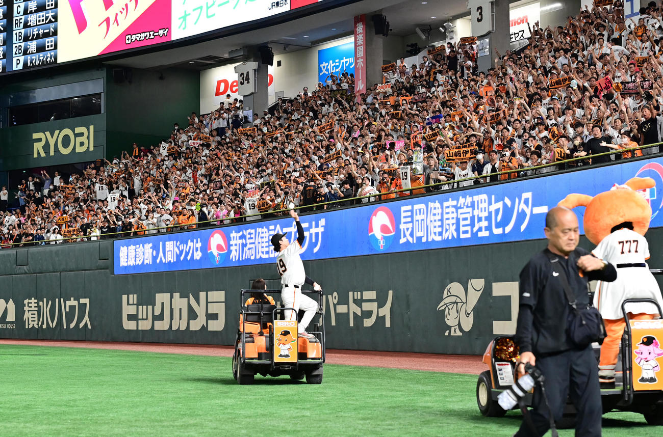 巨人対広島　試合後、場内1周する巨人山崎（撮影・清水貴仁）