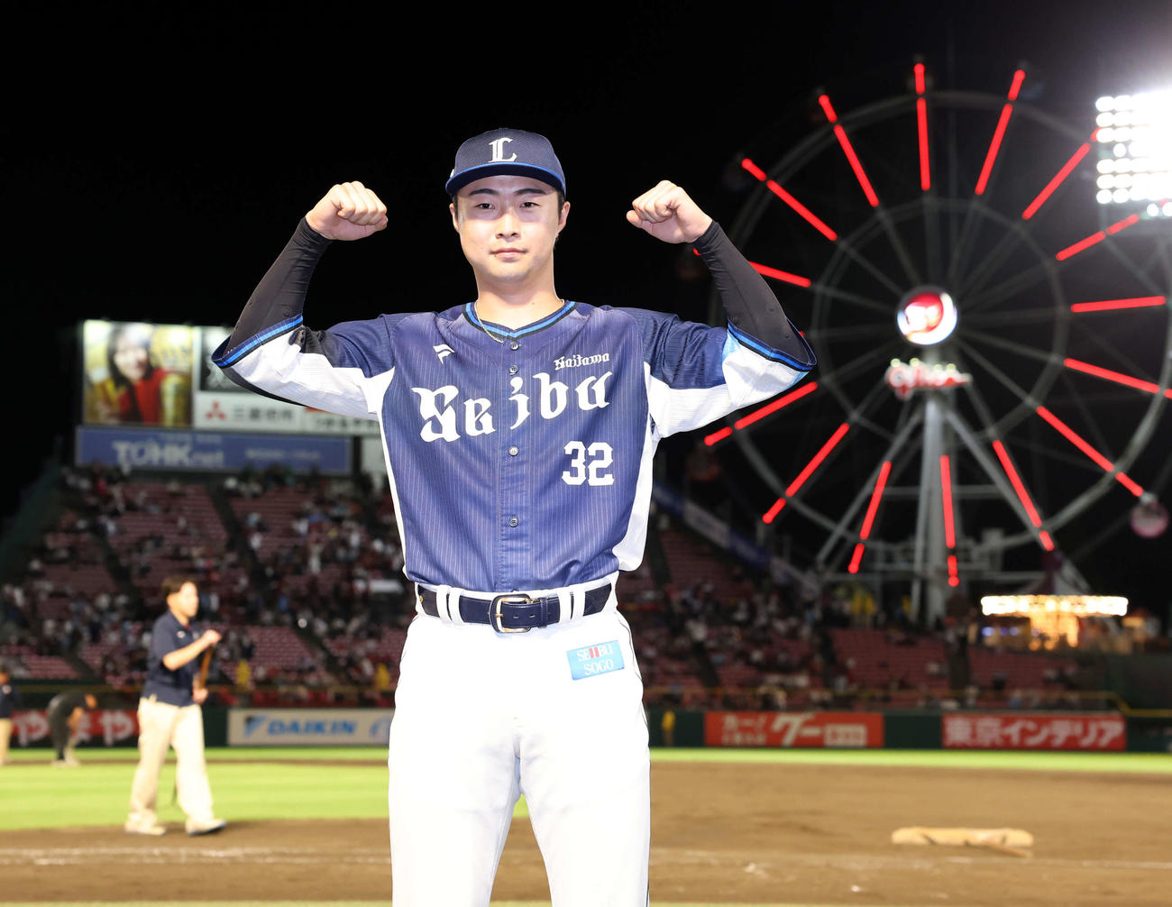 楽天対西武　ヒーローインタビューを終え、ガッツポーズする西武山村（撮影・浅見桂子）