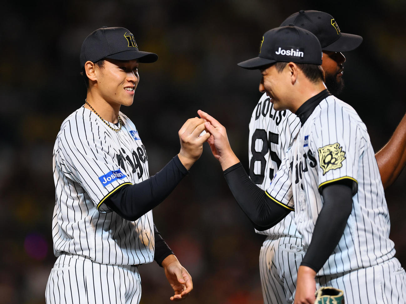 阪神対DeNA 2勝目を飾り、岩崎からウイニングボールを受け取る阪神早川（撮影・藤尾明華）