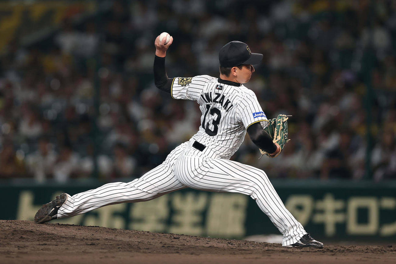 阪神対DeNA　阪神4番手の岩崎（撮影・前田充）