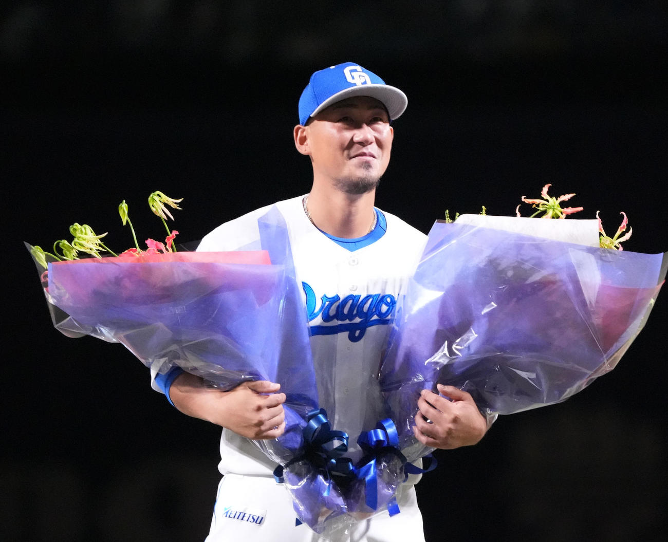 中日対ヤクルト　中田は花束を受け取り感極まる（撮影・森本幸一）