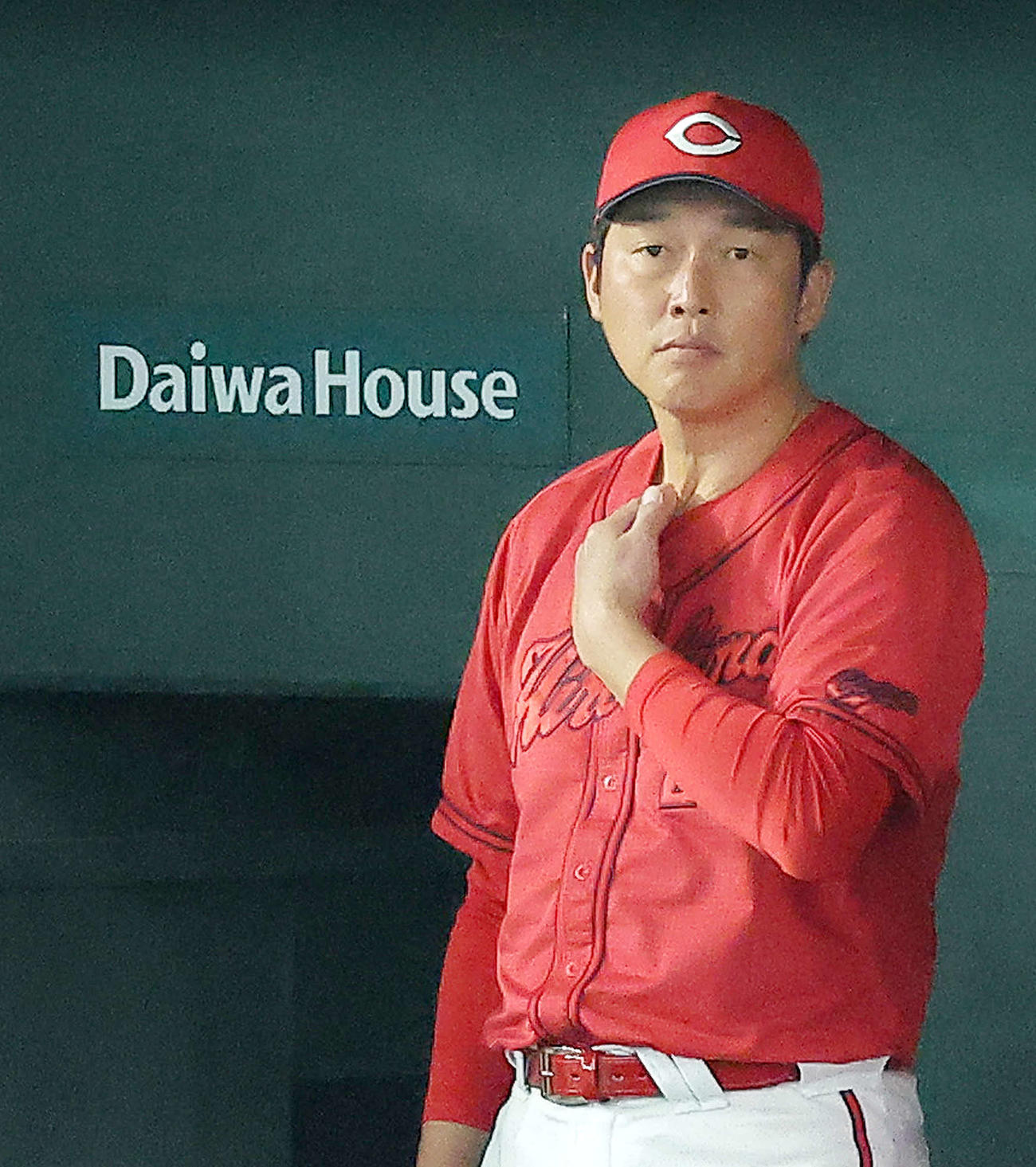 巨人対広島　9回表、戦況を見守る新井監督（撮影・河田真司）