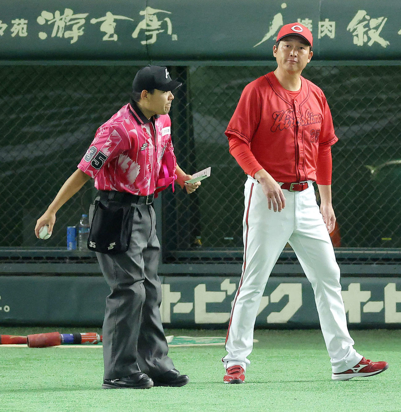 巨人対広島　8回表を終え、選手交代を告げる新井監督（撮影・河田真司）
