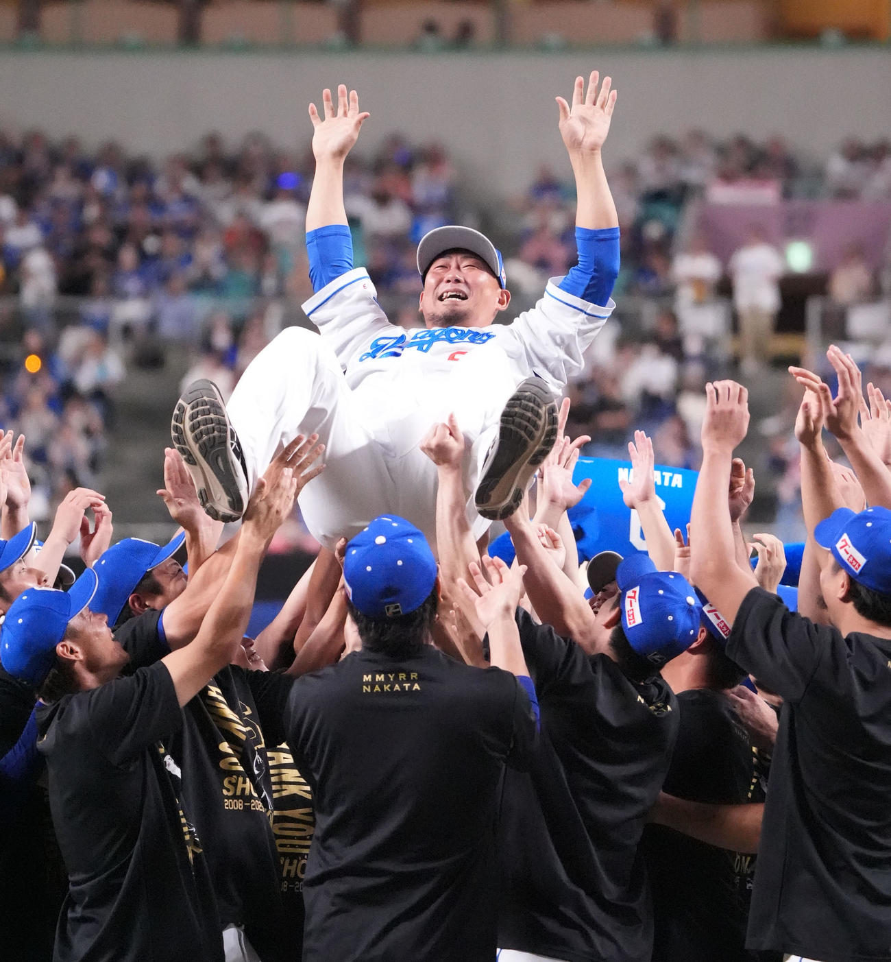 中日対ヤクルト　セレモニー終了後、ナインに胴上げされる中田（撮影・森本幸一）
