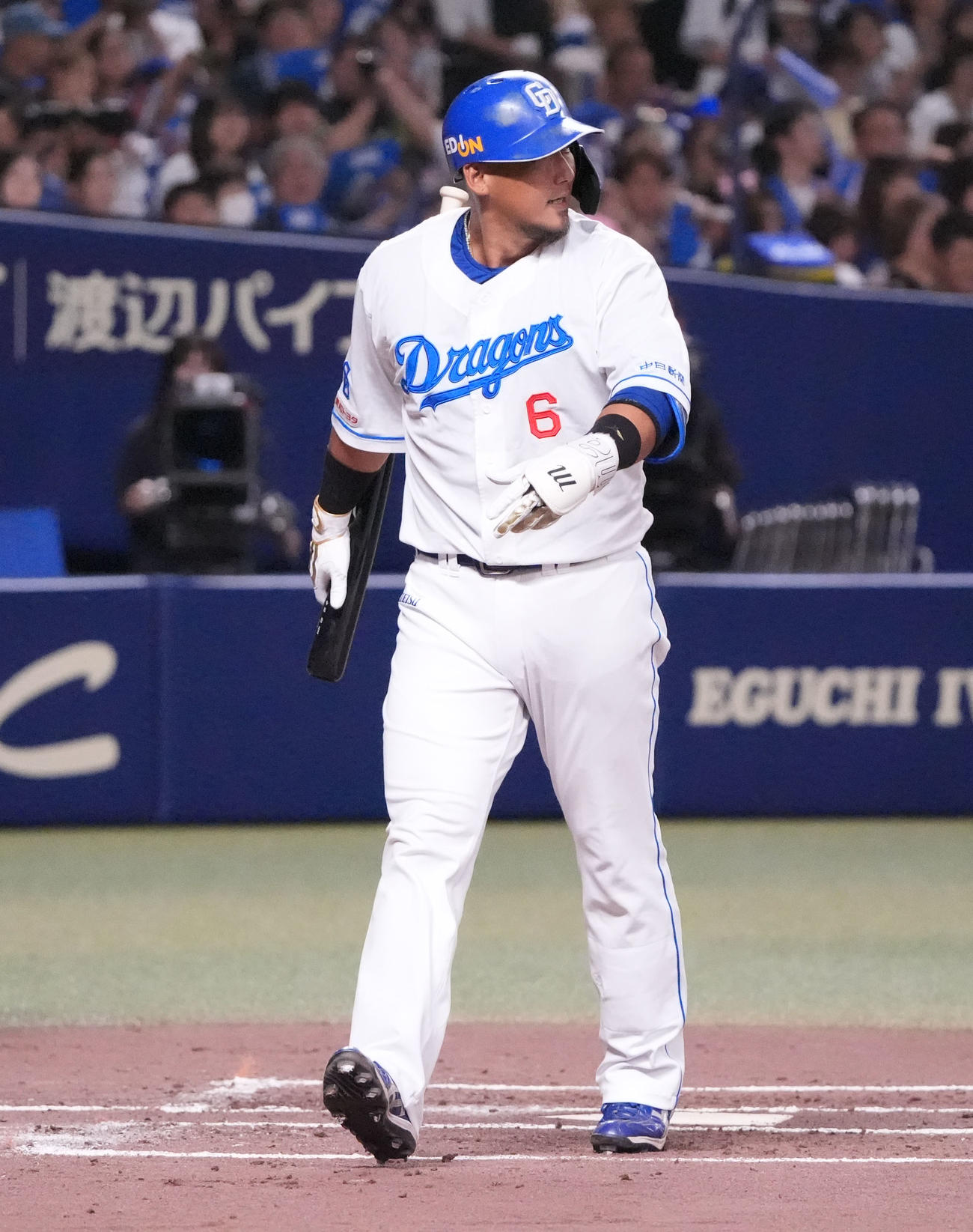 中日対ヤクルト　1回裏中日2死一塁、三振に倒れる中田（撮影・森本幸一）