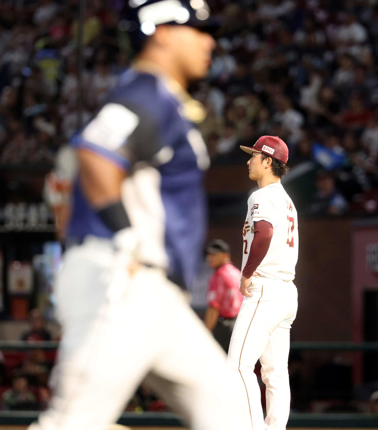 楽天対西武　5回表西武1死、セデーニョ（手前）にソロ本塁打を許した古謝（撮影・浅見桂子）