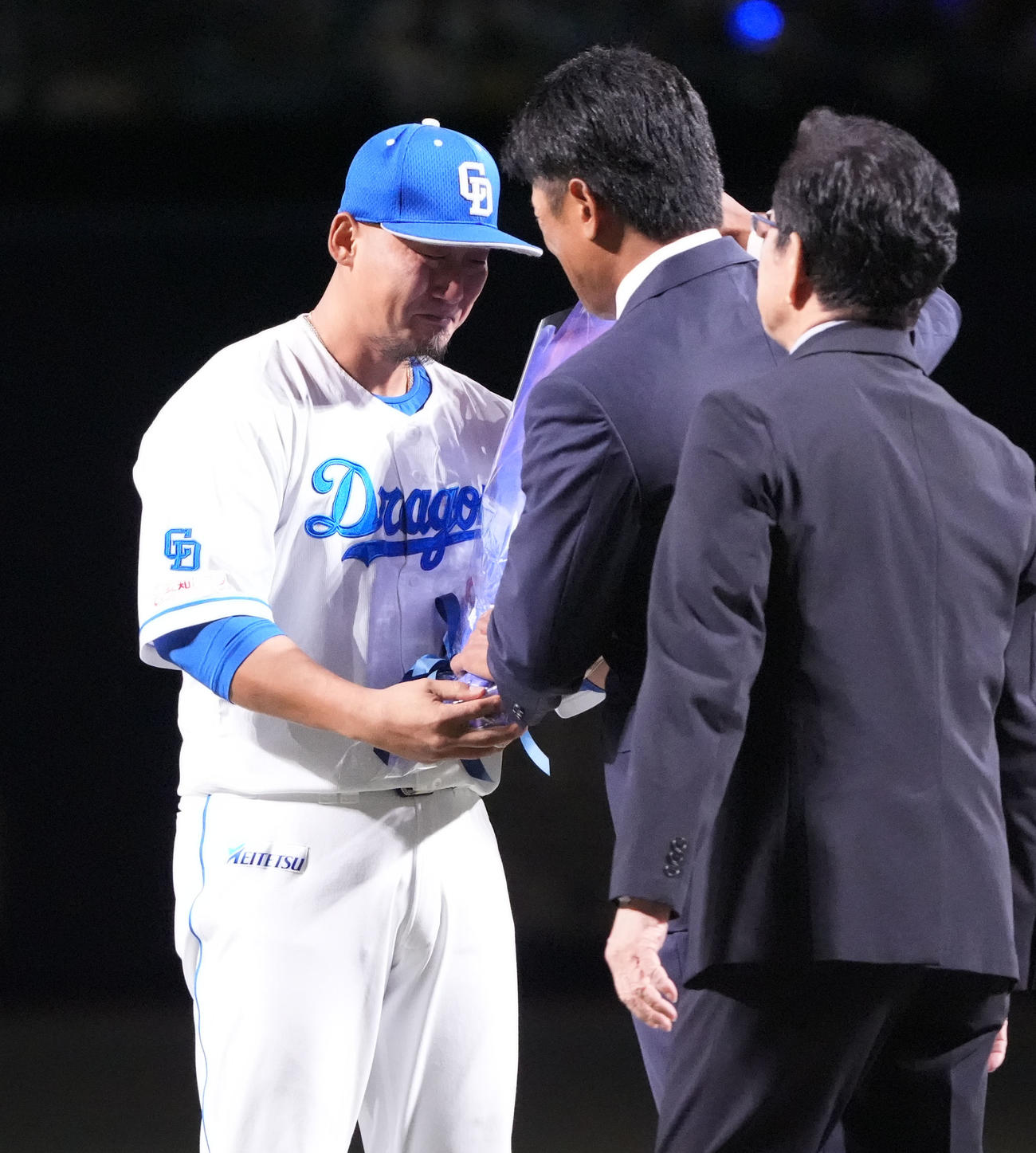 中日対ヤクルト　中田（左）は日本ハムの稲葉篤紀2軍監督から花束を受け取る（撮影・森本幸一）