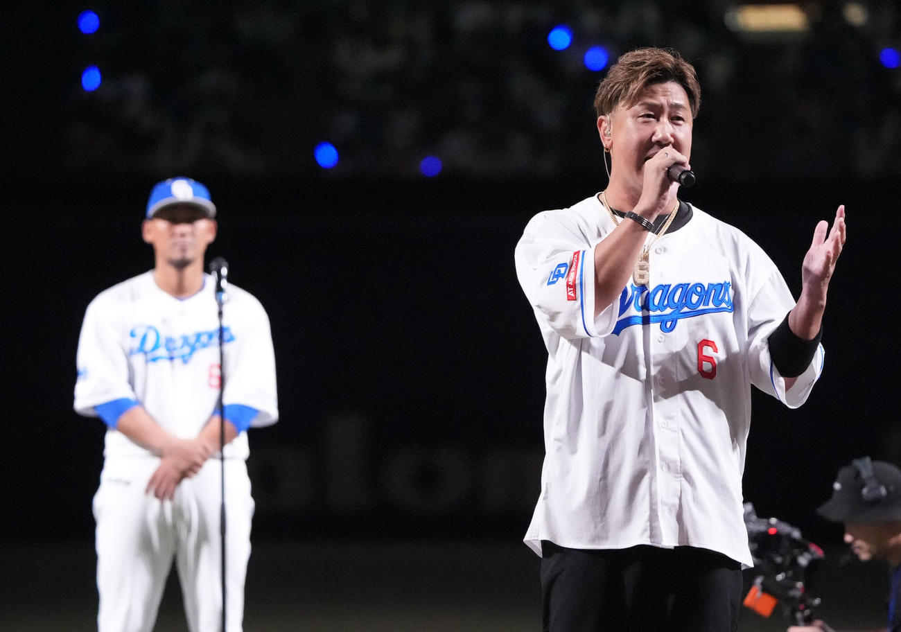 中日対ヤクルト　中田（左）の登場曲を歌うビーグルクルーのYASS（撮影・森本幸一）