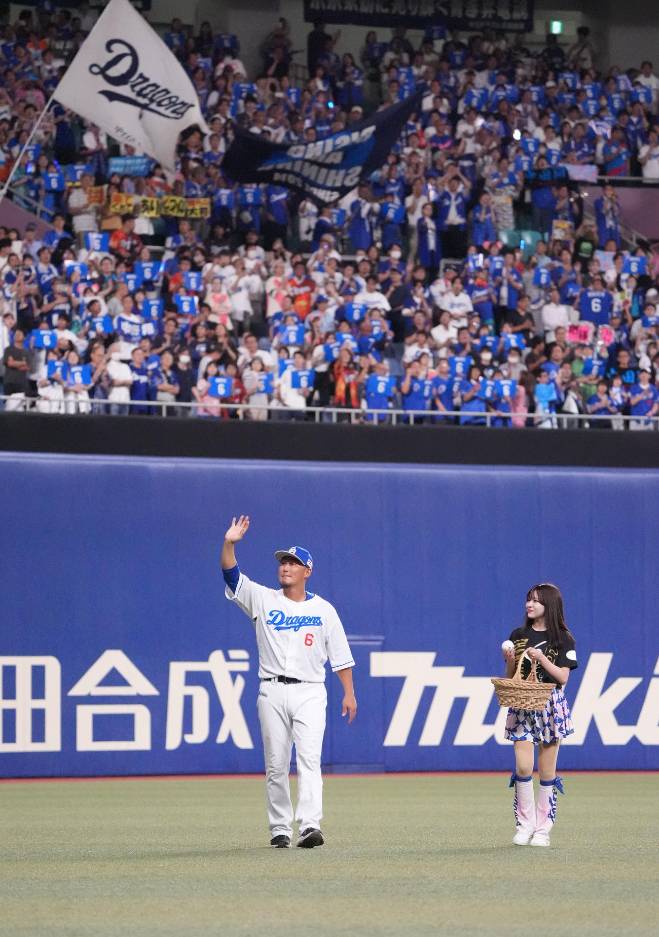 中日対ヤクルト　セレモニー終了後、中田は場内一周しファンの声援に応える（撮影・森本幸一）