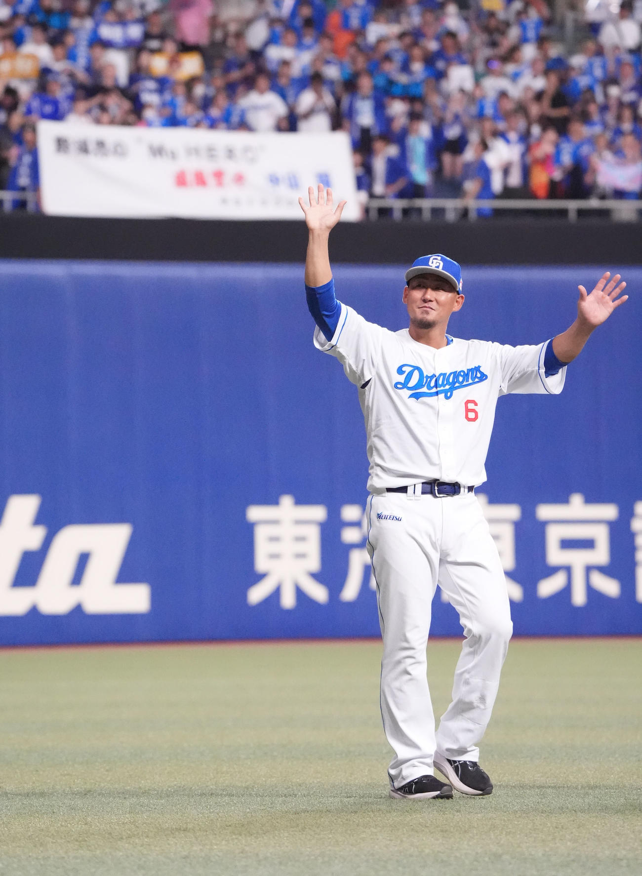 中日対ヤクルト　セレモニー終了後、中田は場内一周しファンの声援に応える（撮影・森本幸一）