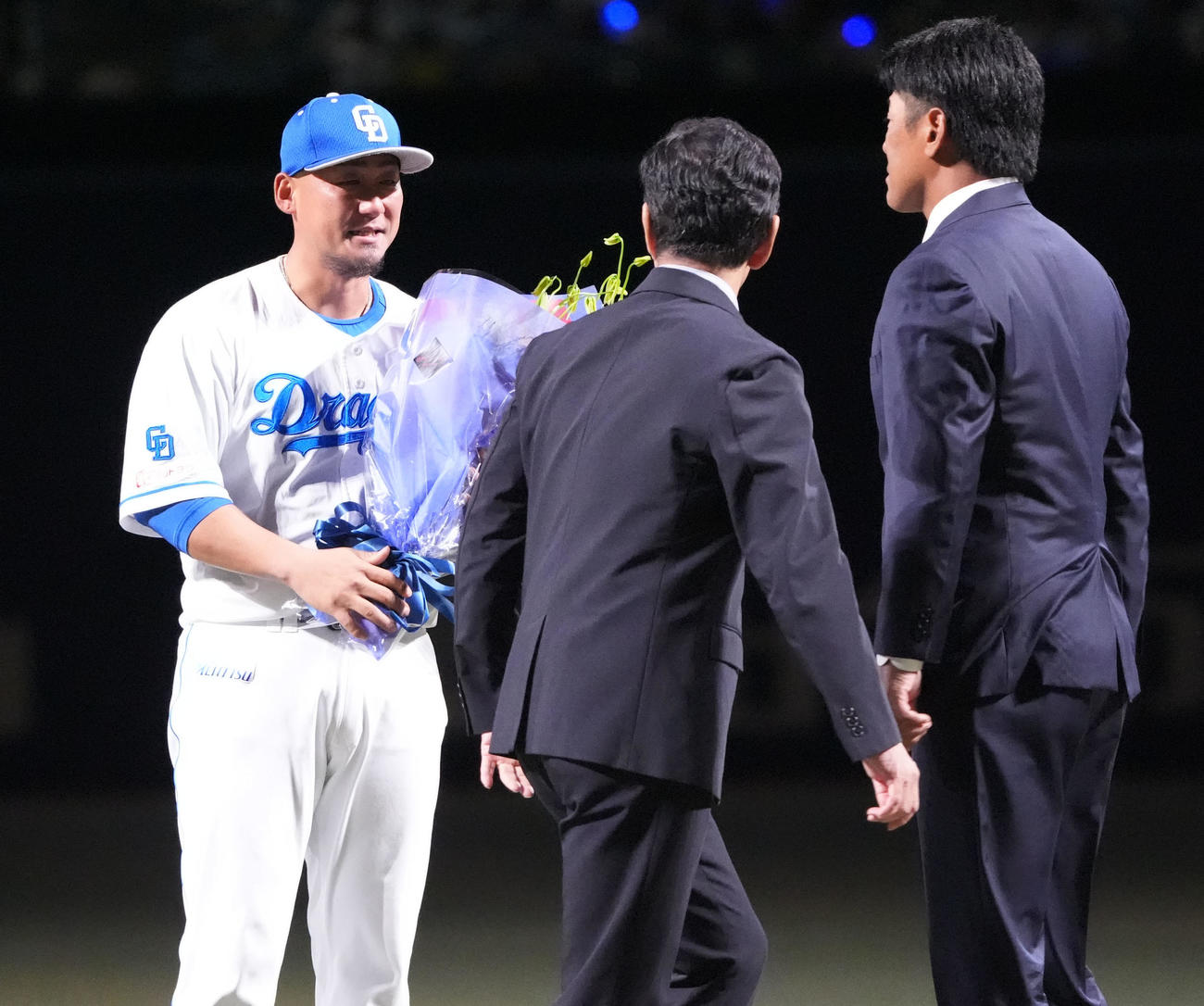 中日対ヤクルト　中田（左）は栗山英樹氏、日本ハムの稲葉2軍監督から花束を受け取る（撮影・森本幸一）