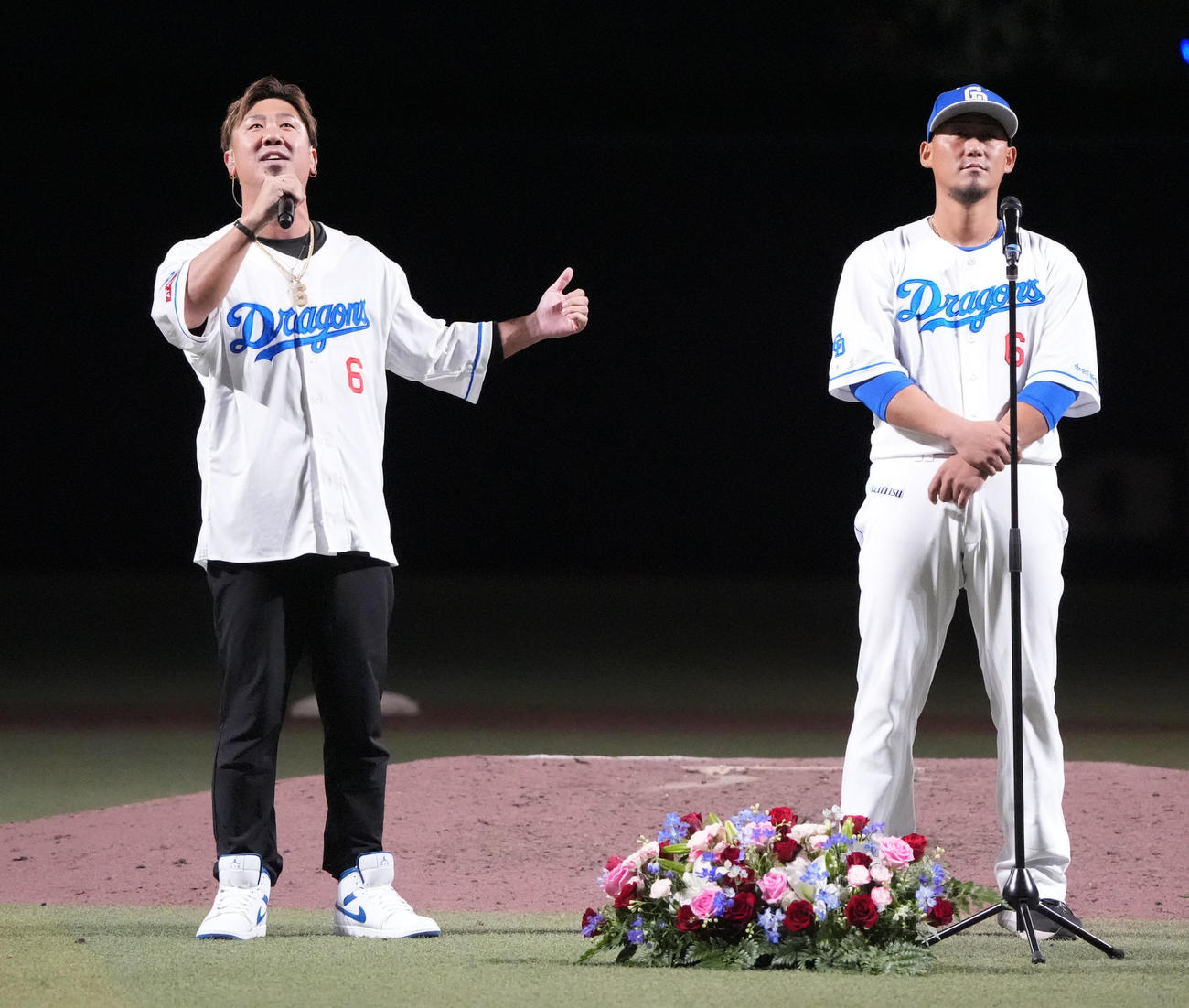 中日対ヤクルト　中田（右）の登場曲を歌うビーグルクルーのYASS（撮影・森本幸一）