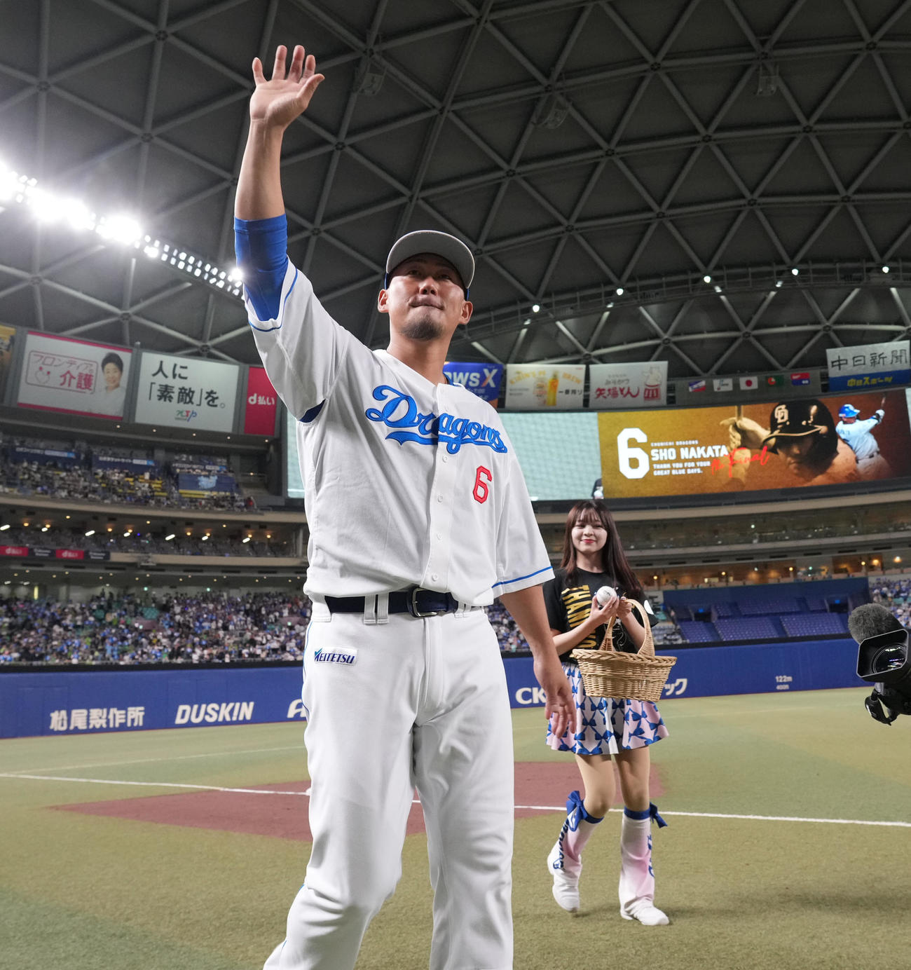 中日対ヤクルト　セレモニー終了後、中田は場内一周しファンの声援に応える（撮影・森本幸一）