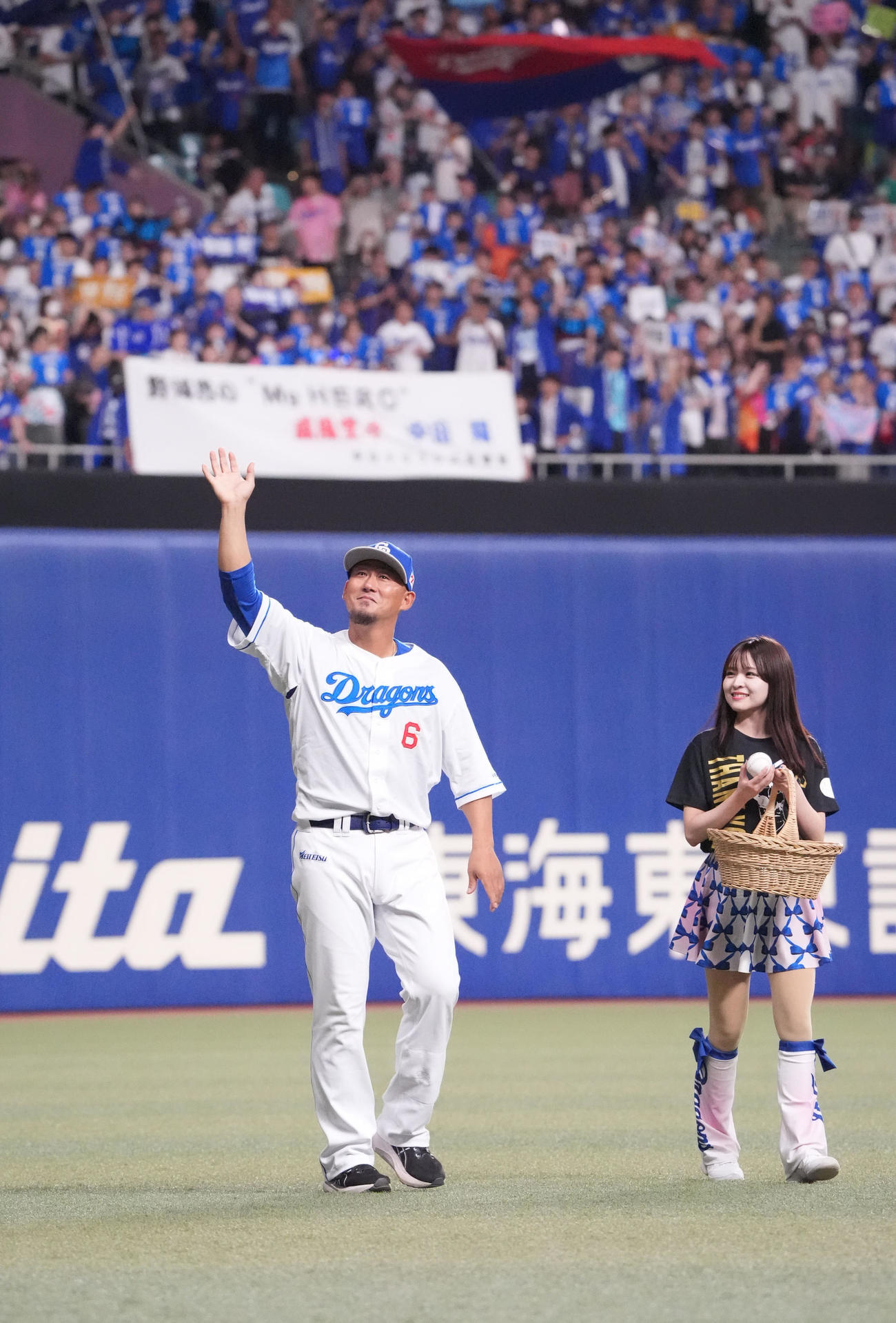 中日対ヤクルト　セレモニー終了後、中田は場内一周しファンの声援に応える（撮影・森本幸一）