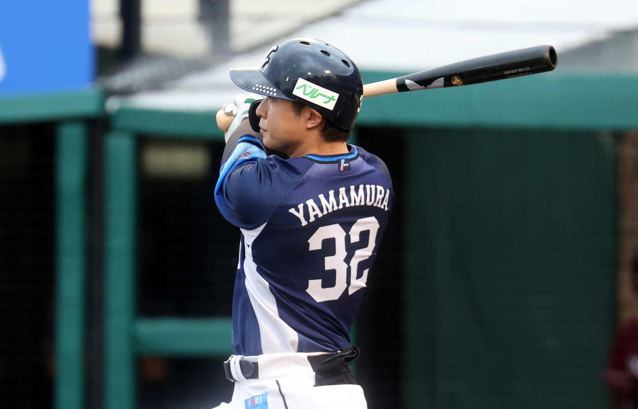 楽天対西武　4回表西武無死、山村はソロ本塁打を放つ（撮影・浅見桂子）