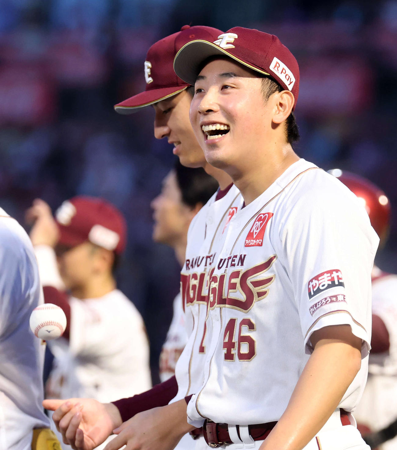 楽天対西武　最後を締めた楽天藤平は笑顔。奥は荘司（撮影・浅見桂子）