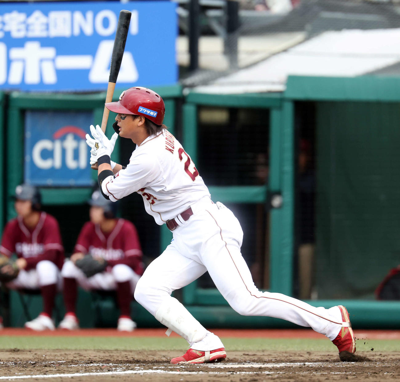 楽天対西武　3回裏楽天2死一、二塁、黒川は先制適時打を放つ（撮影・浅見桂子）