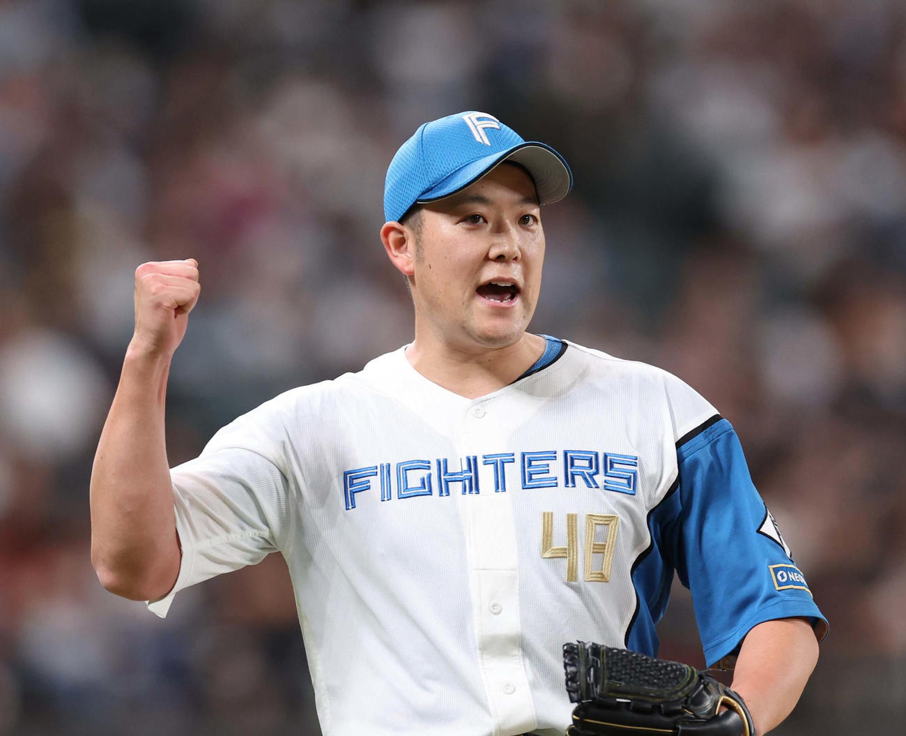 日本ハム対ロッテ　9回表、打者を3人で抑えガッツポーズの斎藤（撮影・黒川智章）