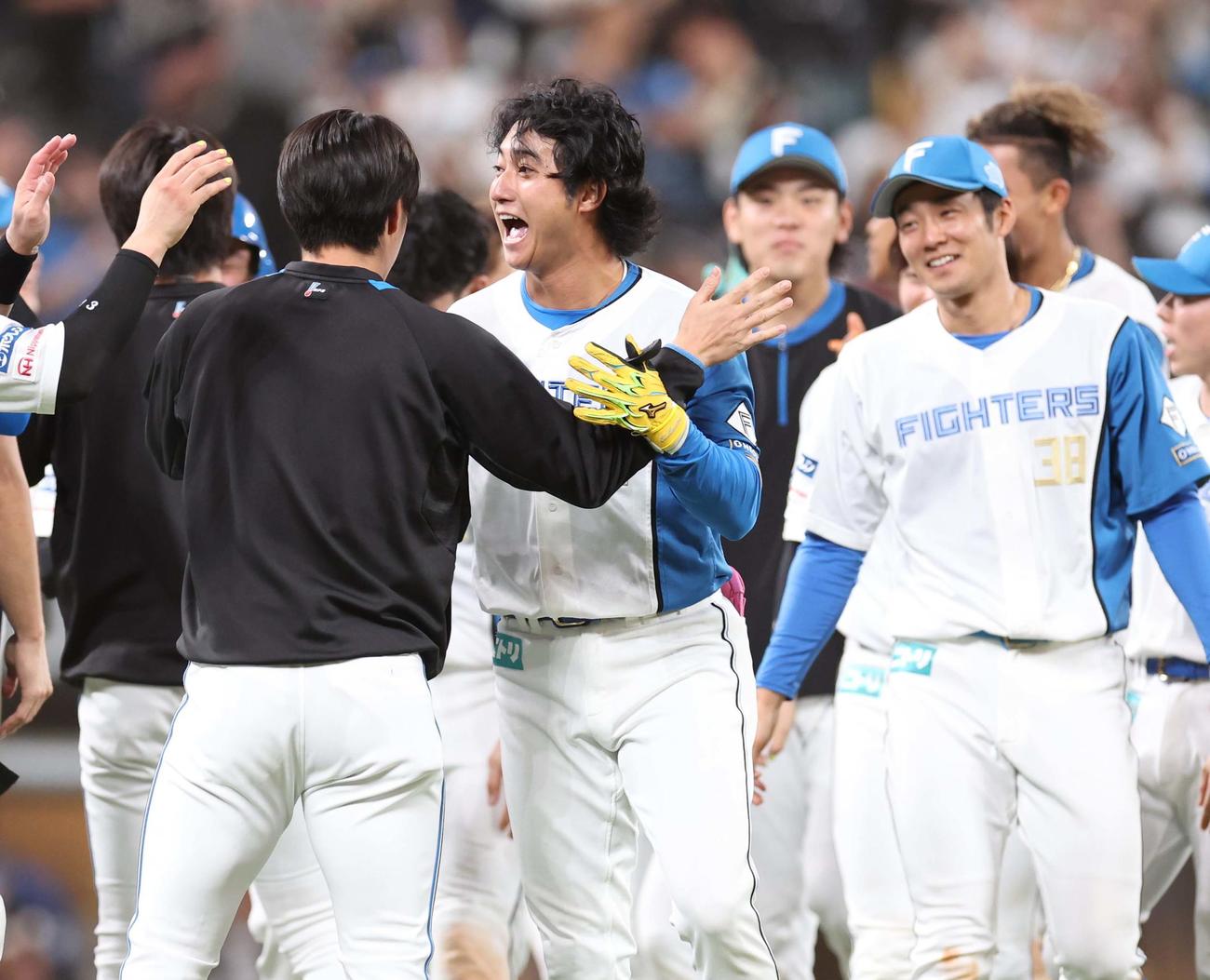 日本ハム対ロッテ　9回裏、サヨナラ打を放ち喜ぶ浅間（中央）（撮影・黒川智章）