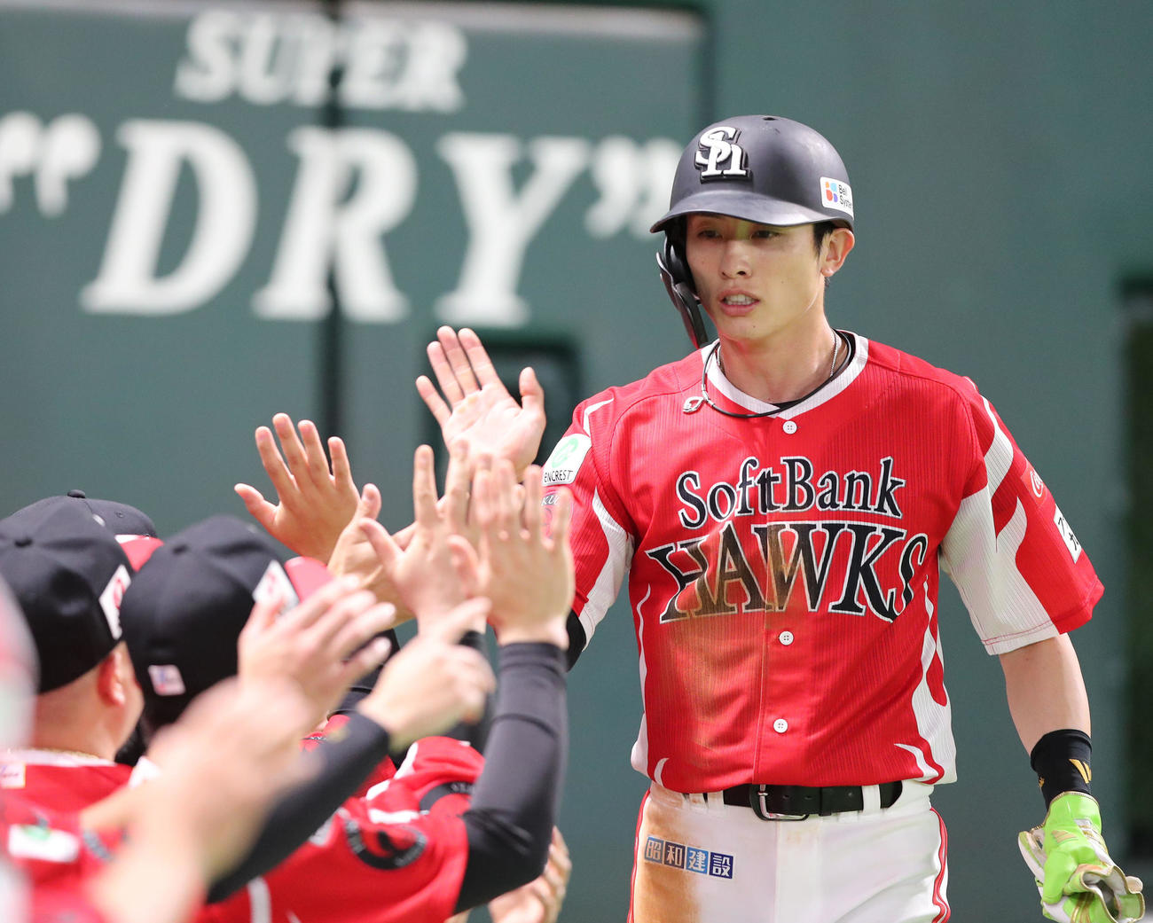 ソフトバンク対オリックス　1回裏ソフトバンク無死一、三塁、近藤健介の右前先制適時打で生還した周東はベンチのナインとハイタッチ（撮影・梅根麻紀）