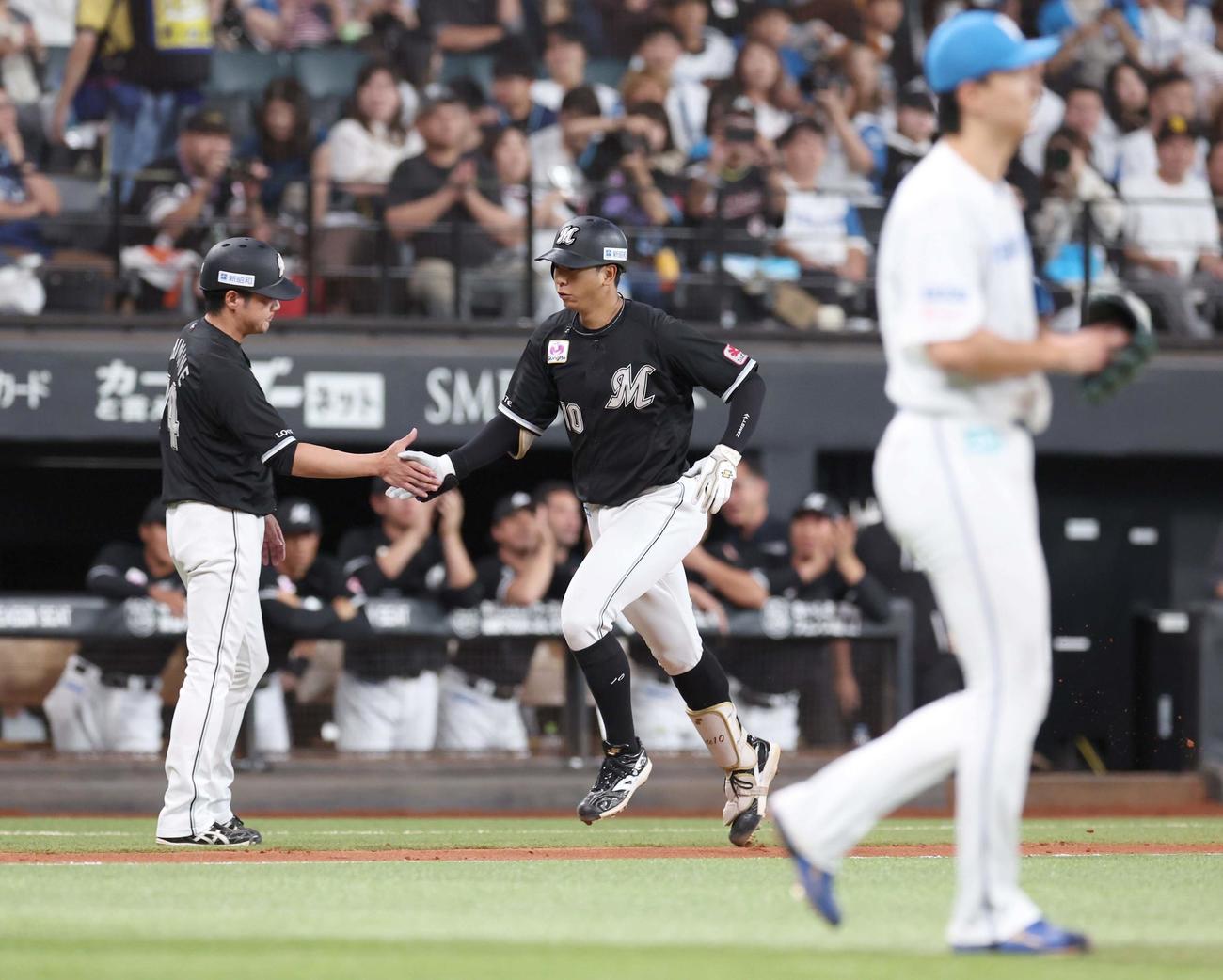 日本ハム対ロッテ　4回表ロッテ2死一塁、右越え2点本塁打を放つ上田（撮影・黒川智章）