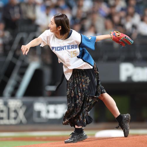 日本ハム対ロッテ ファーストピッチセレモニーで投球するMs.OOJA(撮影・黒川智章)