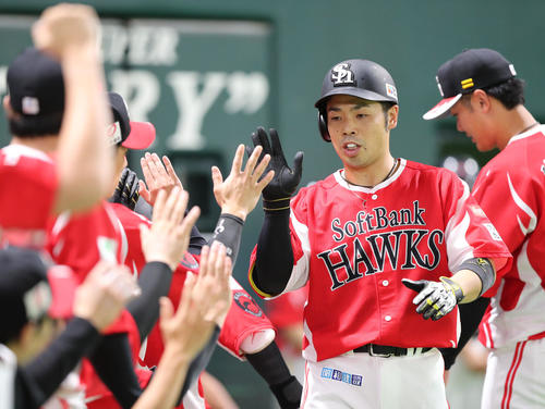 ソフトバンク対オリックス 9回裏ソフトバンク1死、近藤は右越えに本塁打を放ちベンチのナインとハイタッチ(撮影・梅根麻紀)