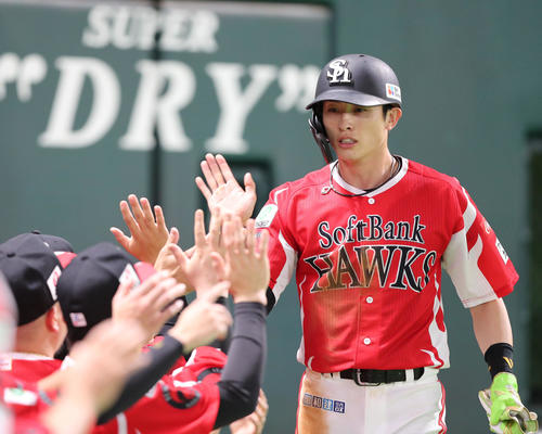 ソフトバンク対オリックス 1回裏ソフトバンク無死一、三塁、近藤健介の右前先制適時打で生還した周東はベンチのナインとハイタッチ(撮影・梅根麻紀)