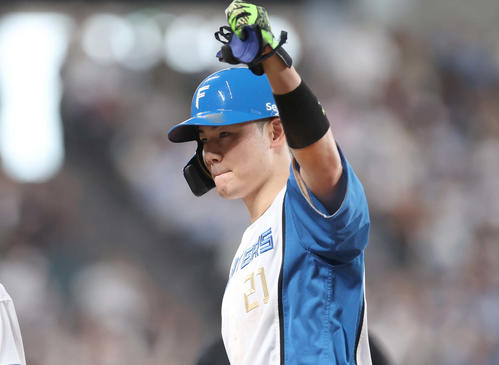 日本ハム対ロッテ 3回裏日本ハム1死三塁、右前適時打を放ちガッツポーズの清宮幸(撮影・黒川智章)