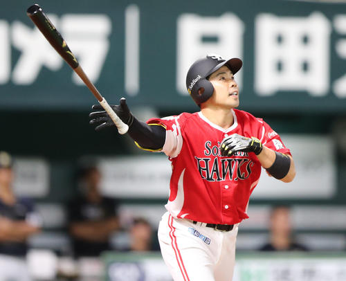 ソフトバンク対オリックス 5回裏ソフトバンク2死、近藤は右越えに同点本塁打を放つ(撮影・梅根麻紀)