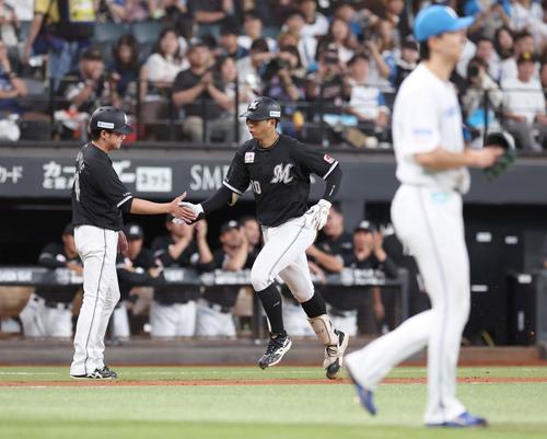 日本ハム対ロッテ 4回表ロッテ2死一塁、右越え2点本塁打を放つ上田(撮影・黒川智章)