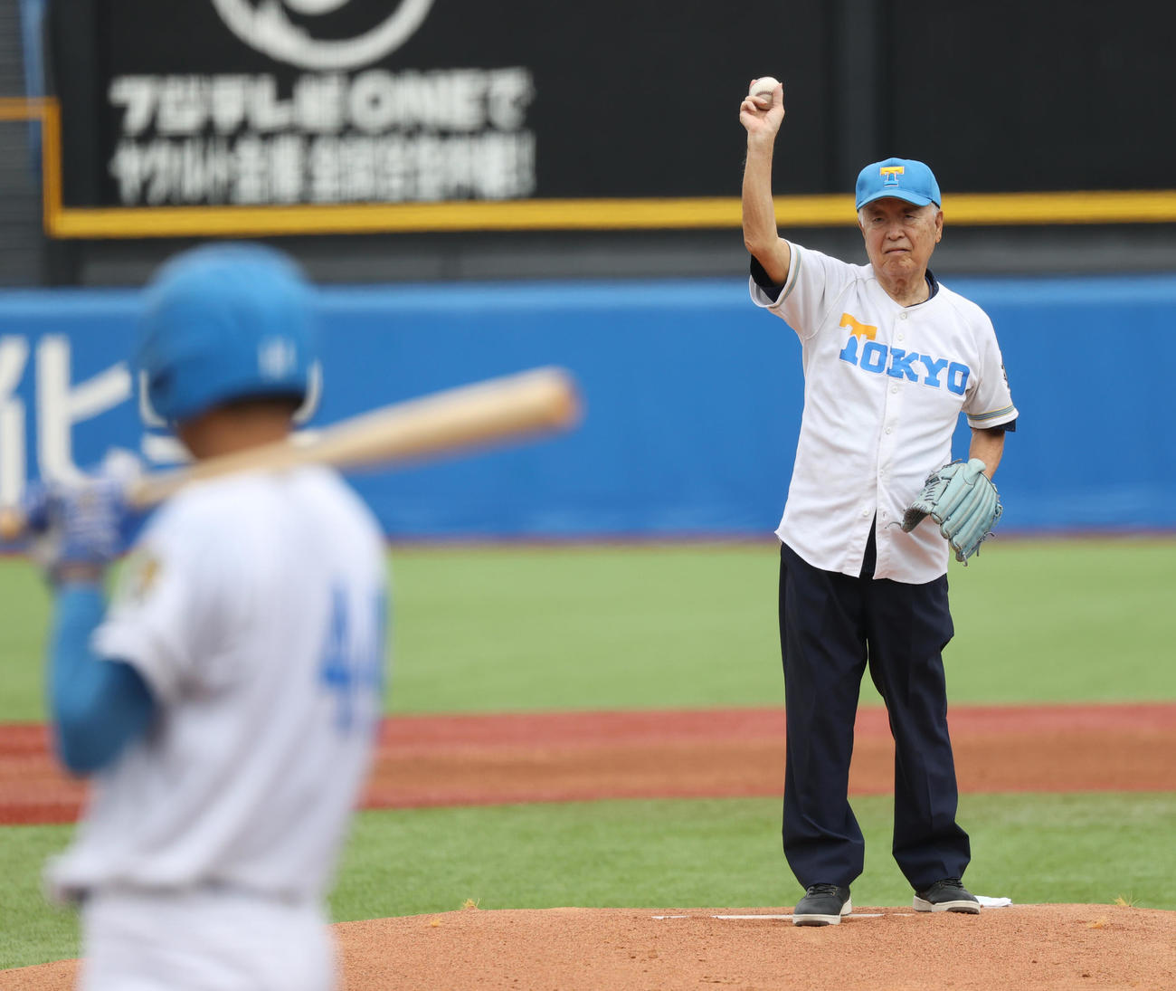 東大対明大　始球式を務めた東大OBの岡村甫氏（撮影・柴田隆二）　　