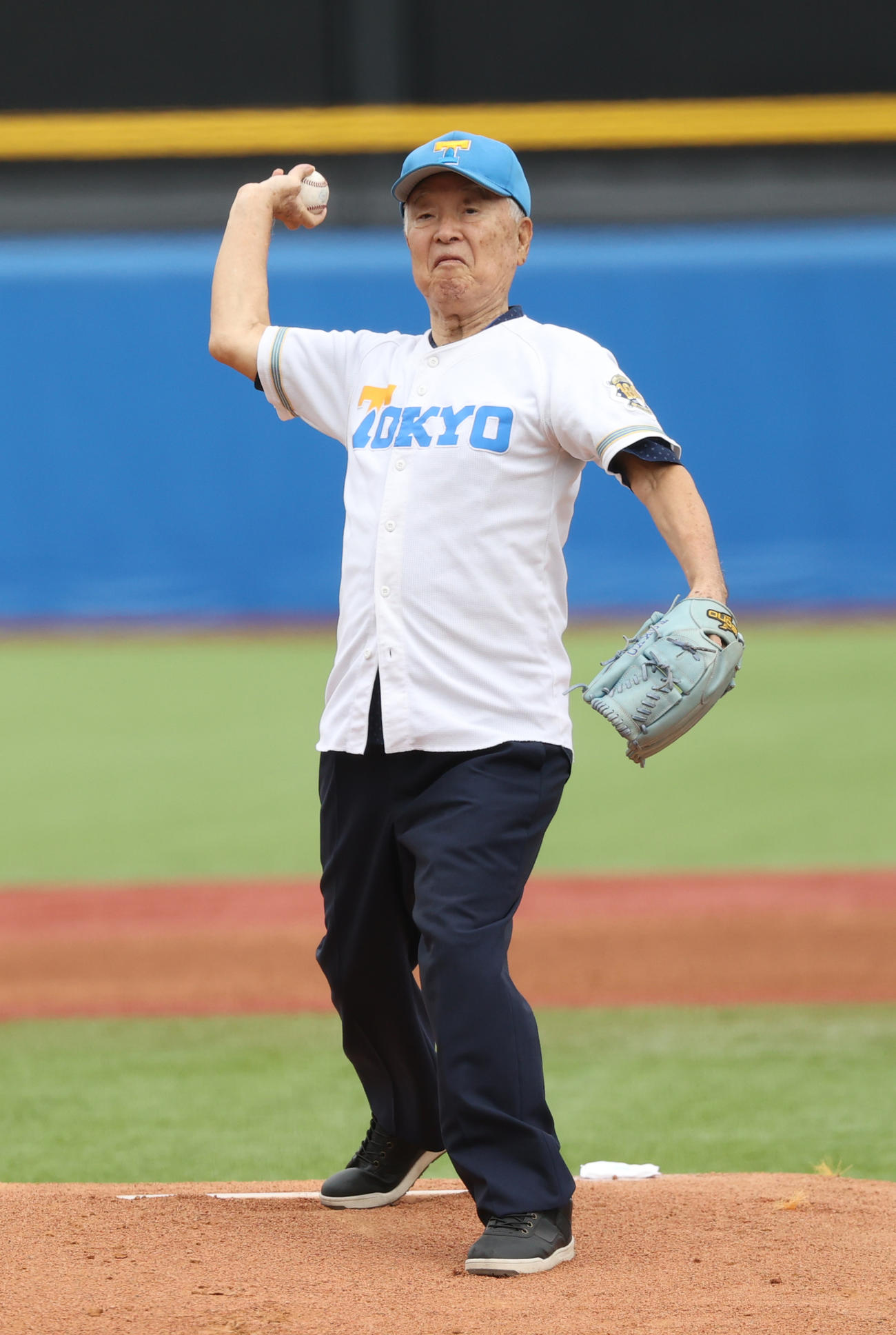 東大対明大　始球式を務めた東大OBの岡村甫氏（撮影・柴田隆二）　　