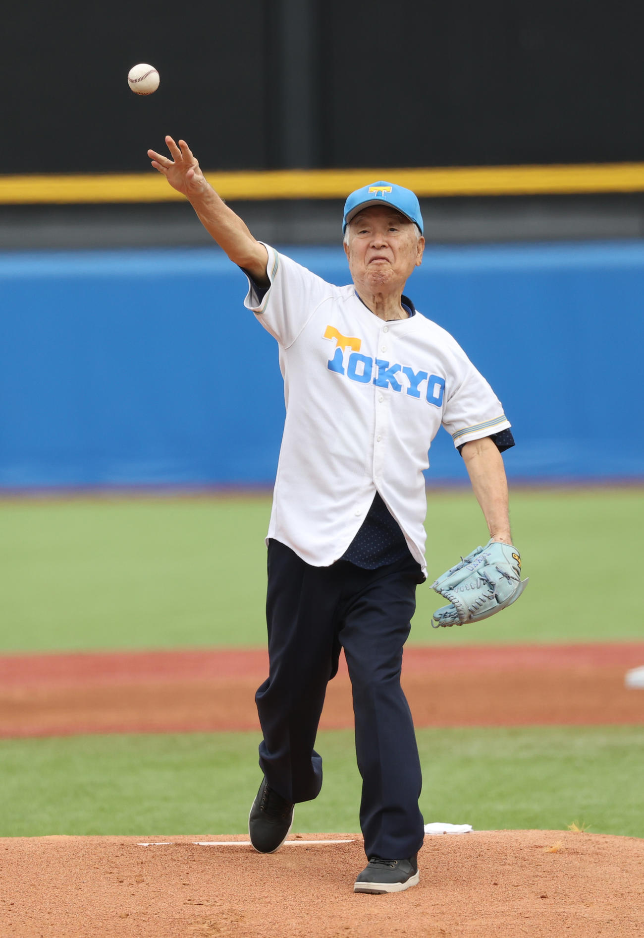 東大対明大　始球式を務めた東大OBの岡村甫氏（撮影・柴田隆二）　　