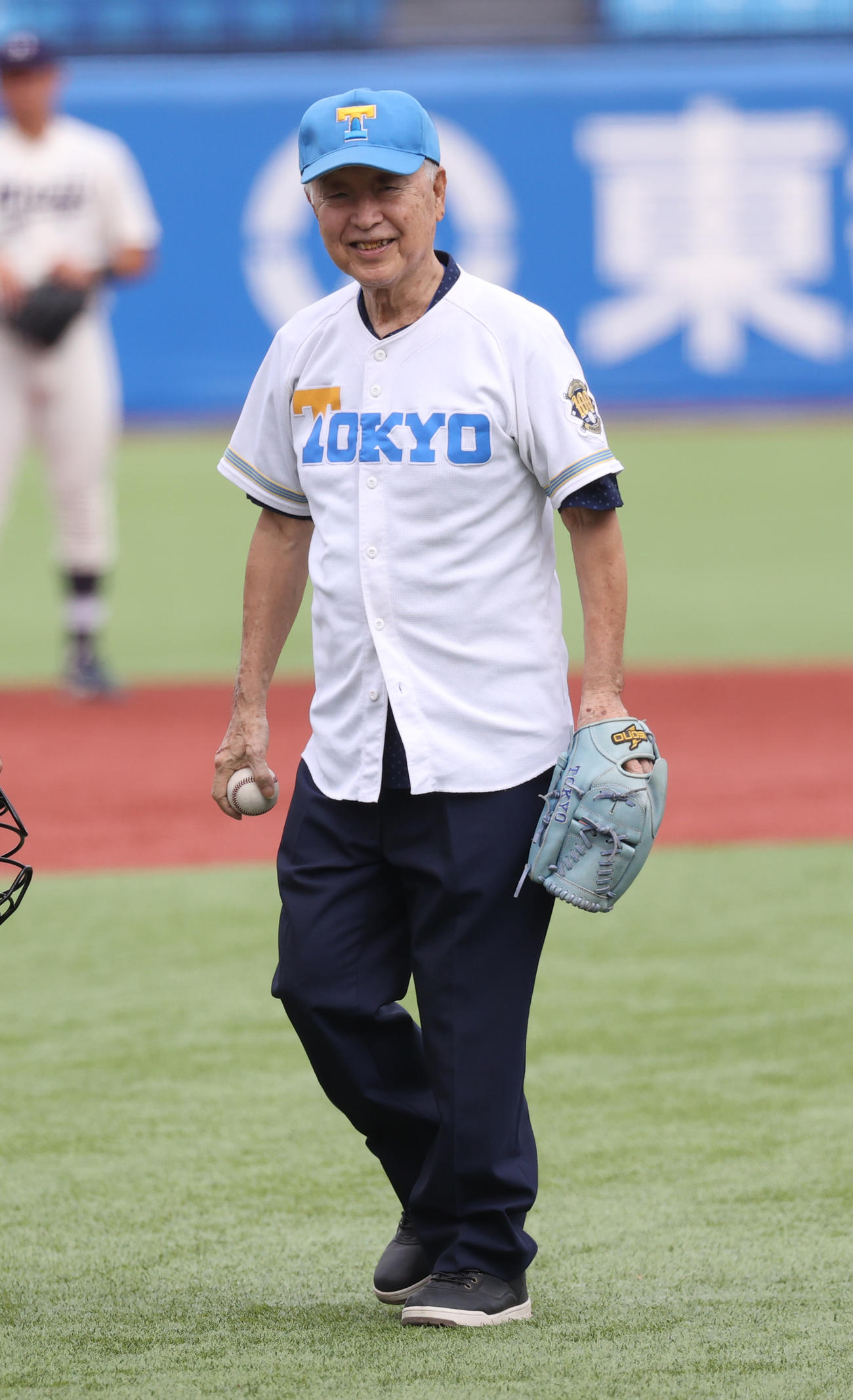 東大対明大　始球式を務めた東大OBの岡村甫氏（撮影・柴田隆二）　　