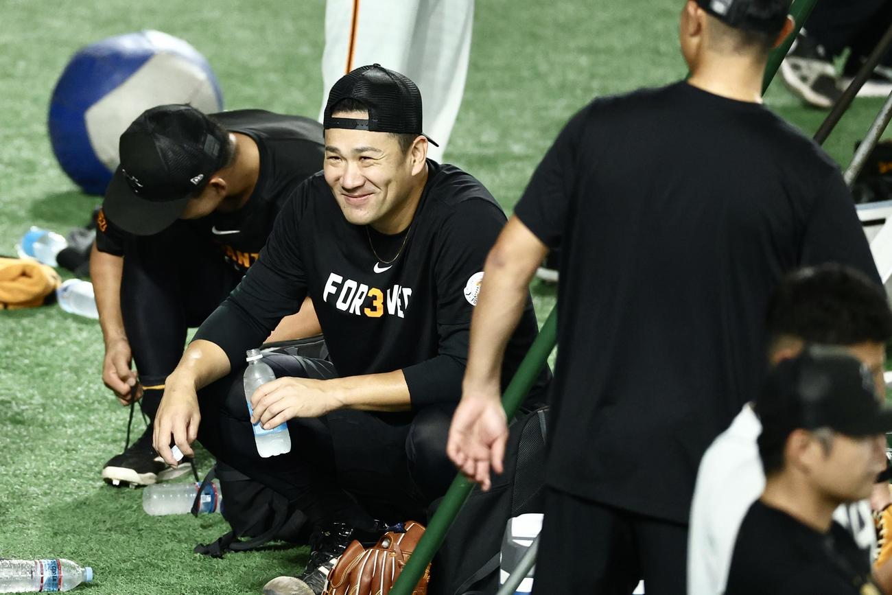 巨人対広島　試合前、練習で笑顔を見せる巨人田中将（撮影・河田真司）