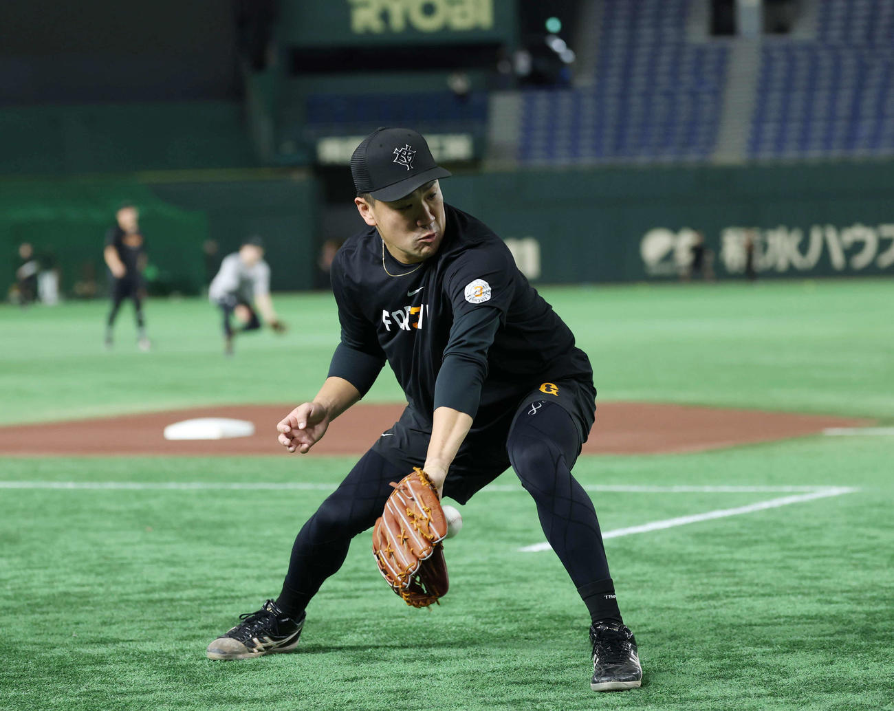 巨人対広島　試合前、練習をする巨人田中（撮影・増田悦実）