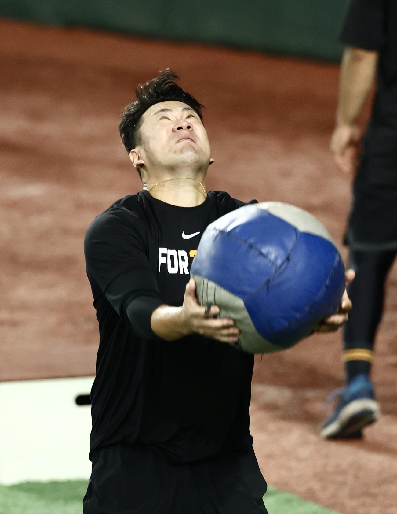 巨人対広島　試合前、練習に臨む巨人田中将（撮影・河田真司）