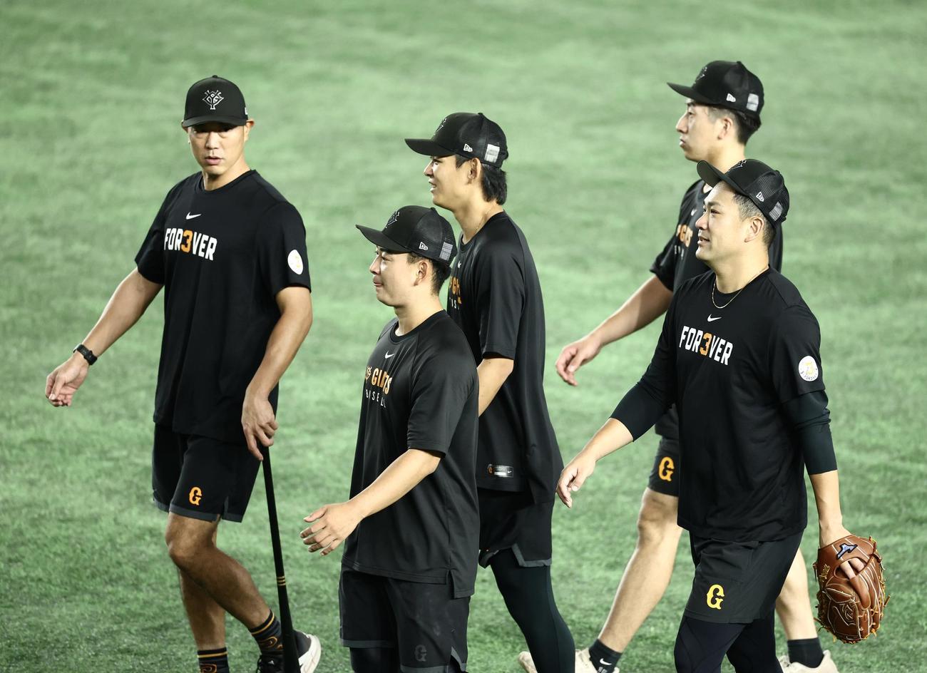 巨人対広島　試合前、練習に臨む巨人田中将（手前右）（撮影・河田真司）