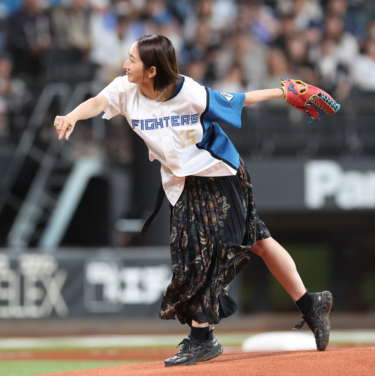 日本ハム対ロッテ　ファーストピッチセレモニーで投球するMs.OOJA（撮影・黒川智章）