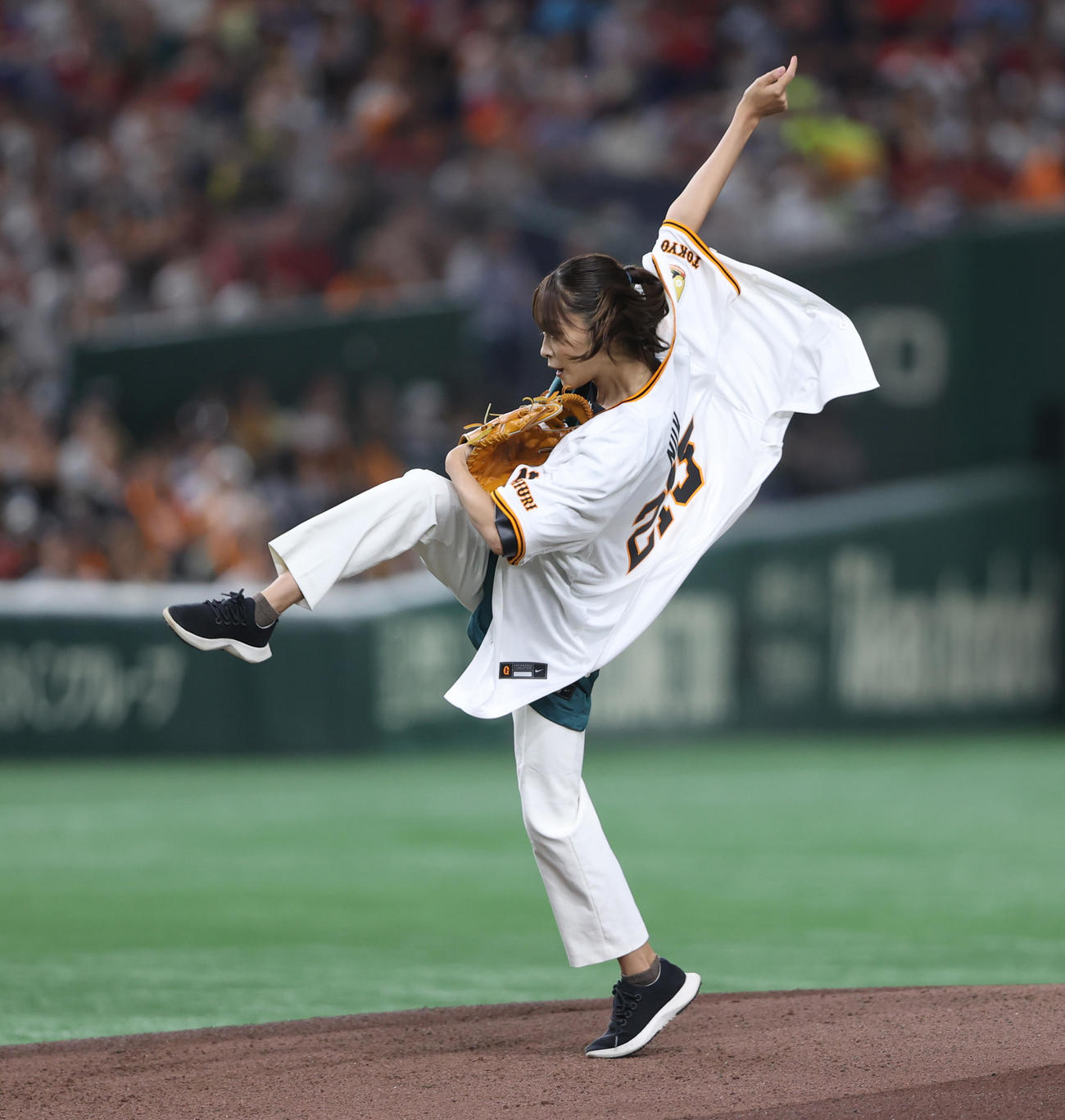巨人対広島　始球式を行う日本テレビ五十嵐にいかアナウンサー（撮影・水谷安孝）