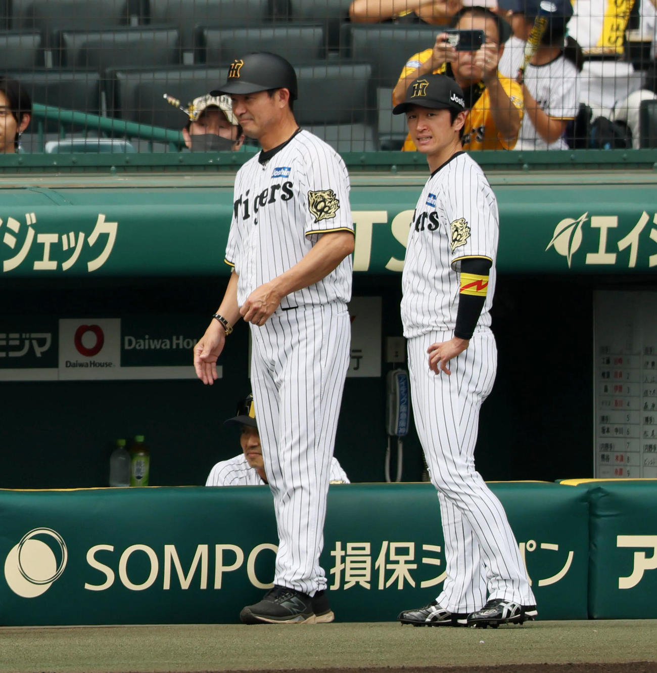 阪神対DeNA　試合前、ファンが応援を鼓舞するメッセージを伝えるイベントで、子どもから「来年も阪神で優勝しましょう」というコメントを聞く近本。左は筒井コーチ（撮影・加藤哉）