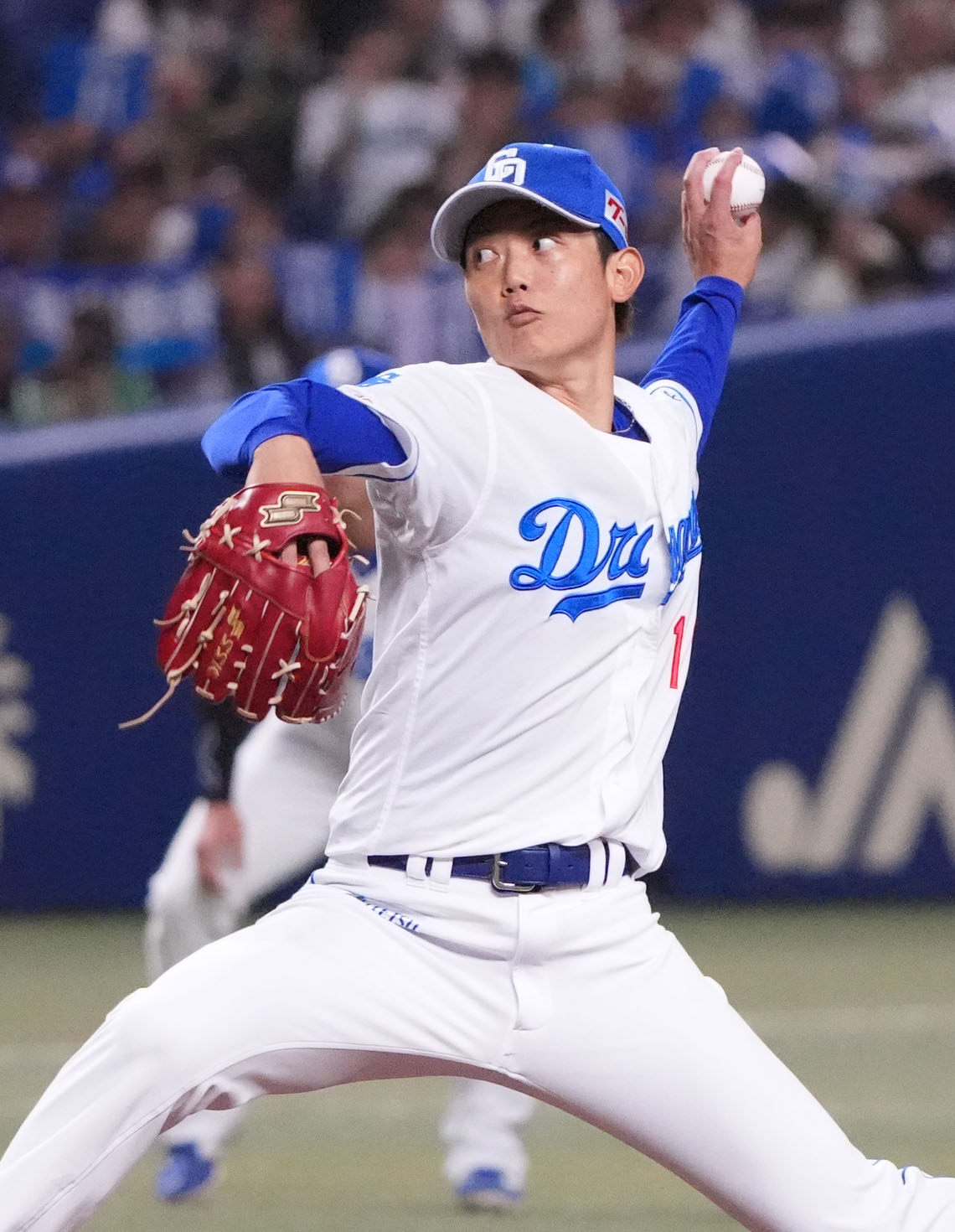 中日対ヤクルト　1回表、登板する中日先発の岡田（撮影・森本幸一）