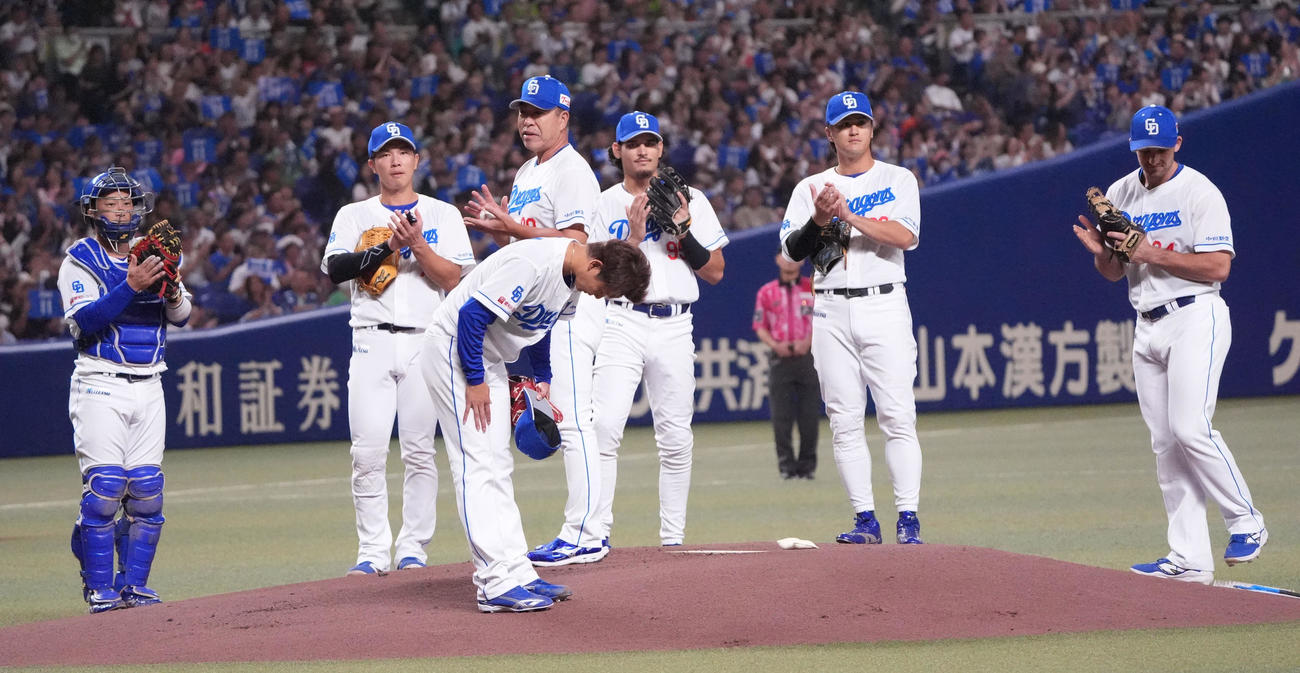 中日対ヤクルト　1回表ヤクルト1死、岡田（手前）はスタンドの観客に一礼しマウンドを降りる（撮影・森本幸一）