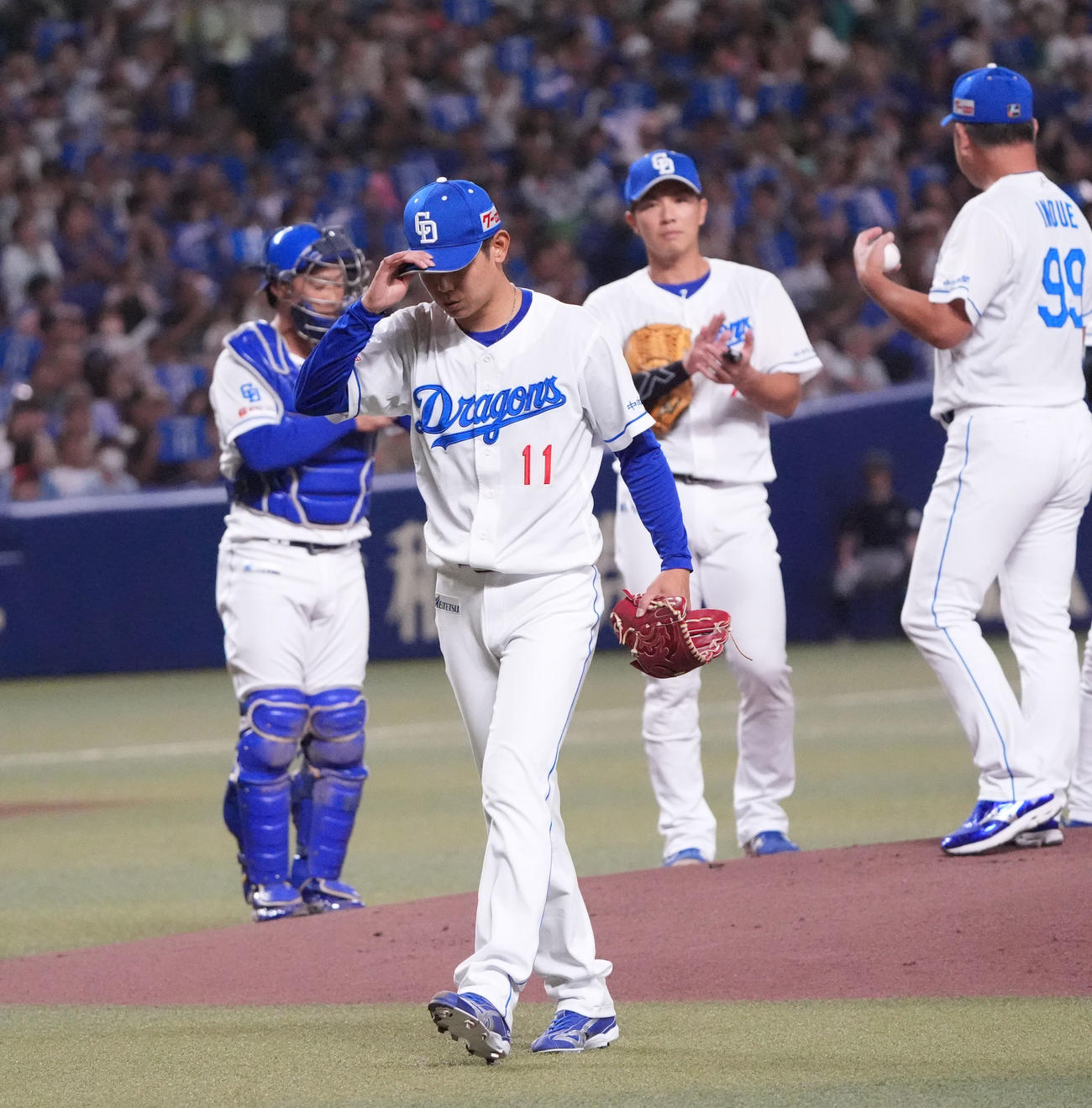 中日対ヤクルト　1回表ヤクルト1死、岡田（左から2人目）はマウンドを降りる（撮影・森本幸一）