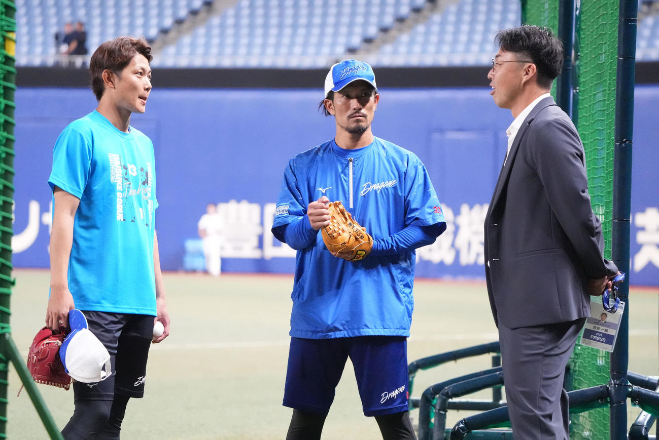 中日対ヤクルト　試合前、言葉を交わす左から岡田、祖父江、吉見一起氏（撮影・森本幸一）