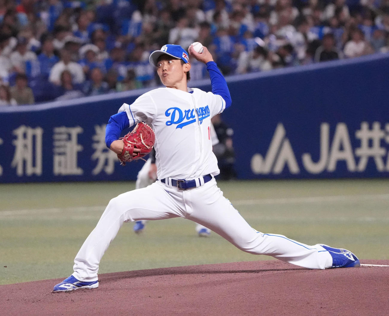 中日対ヤクルト　1回表、登板する中日先発の岡田（撮影・森本幸一）
