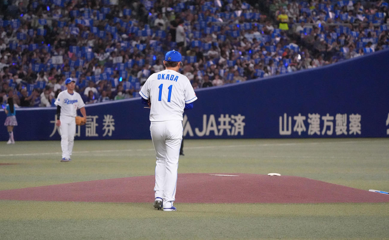 中日対ヤクルト　1回表、マウンドへ向かう中日先発の岡田（撮影・森本幸一）
