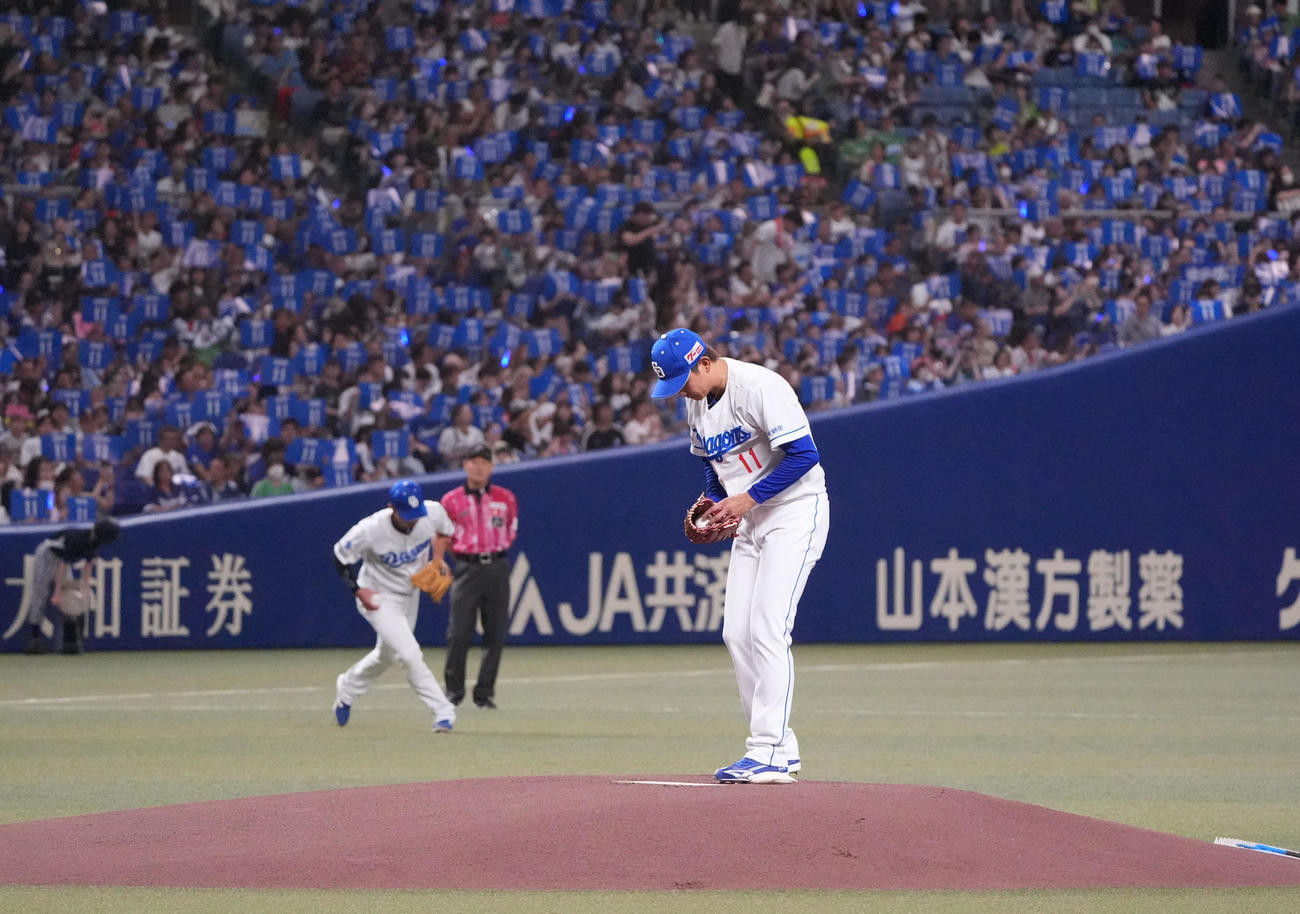 中日対ヤクルト　1回表、先発マウンドに上がる中日先発の岡田（撮影・森本幸一）